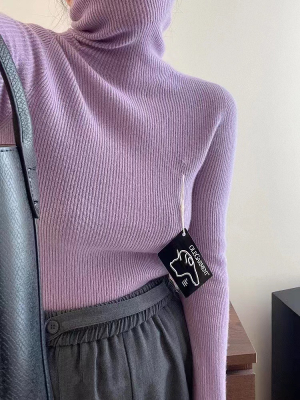 V-kaklo megzta liemenė su dryžių raštu, vilnos mišinio su spandexu, priekinis vienos eilės užsegimas, žiema 2025