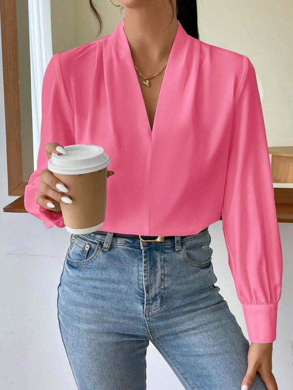 Сатенена риза, дълги ръкави, V-образно деколте, свободен силует, есен 2025