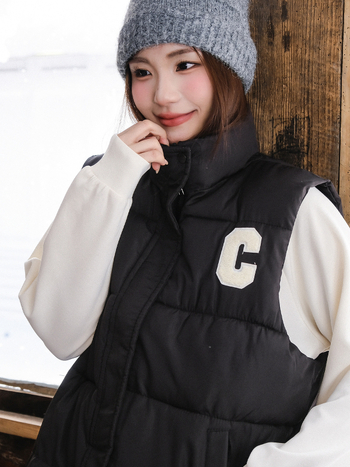 Γιλέκο σε κορεατικό στυλ με κέντημα γραμμάτων στην δεξιά ωμοπλάτη, πολυεστέρας με γέμισμα από βαμβάκι, ψηλός γιακάς, χαλαρή γραμμή, μεσαίου μήκους