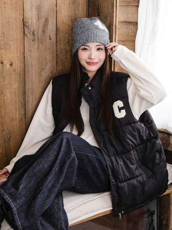 Γιλέκο σε κορεατικό στυλ με κέντημα γραμμάτων στην δεξιά ωμοπλάτη, πολυεστέρας με γέμισμα από βαμβάκι, ψηλός γιακάς, χαλαρή γραμμή, μεσαίου μήκους