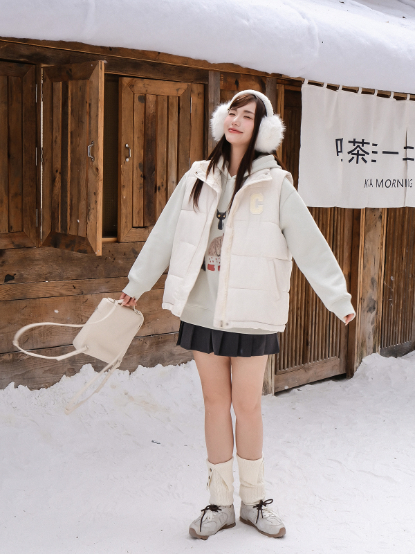 Γιλέκο σε κορεατικό στυλ με κέντημα γραμμάτων στην δεξιά ωμοπλάτη, πολυεστέρας με γέμισμα από βαμβάκι, ψηλός γιακάς, χαλαρή γραμμή, μεσαίου μήκους