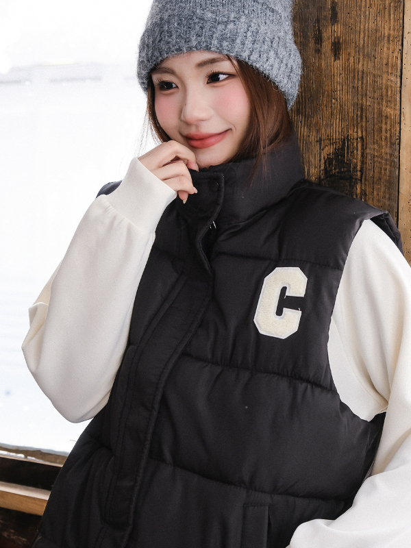 Γιλέκο σε κορεατικό στυλ με κέντημα γραμμάτων στην δεξιά ωμοπλάτη, πολυεστέρας με γέμισμα από βαμβάκι, ψηλός γιακάς, χαλαρή γραμμή, μεσαίου μήκους