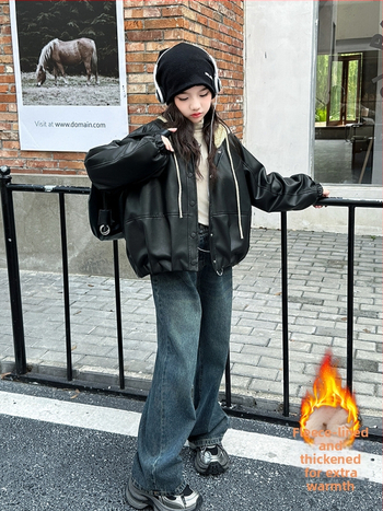 Mergaitei skirta PU odinė striukė su nuimamais gobtuvu, fliso pamušalas, trumpas siluetas, V kaklo iškirptė, užsegimas vienoje eilėje, 8 metų ir vyresnėms, ruduo 2025