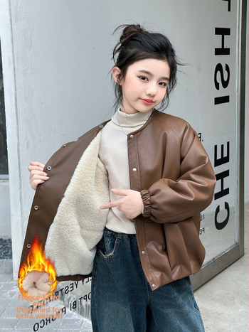 Mergaitei skirta PU odinė striukė su nuimamais gobtuvu, fliso pamušalas, trumpas siluetas, V kaklo iškirptė, užsegimas vienoje eilėje, 8 metų ir vyresnėms, ruduo 2025