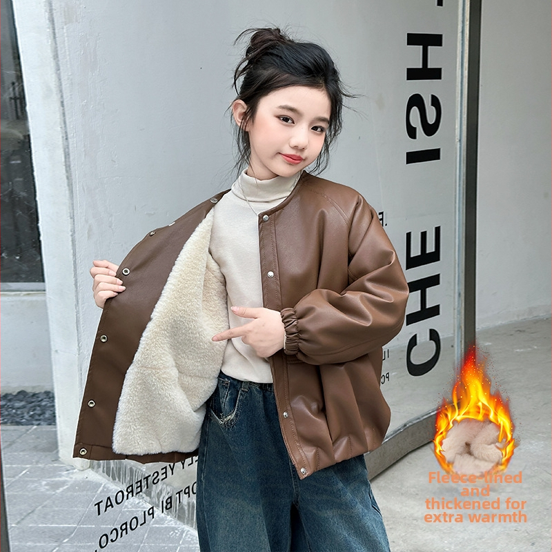 Mergaitei skirta PU odinė striukė su nuimamais gobtuvu, fliso pamušalas, trumpas siluetas, V kaklo iškirptė, užsegimas vienoje eilėje, 8 metų ir vyresnėms, ruduo 2025