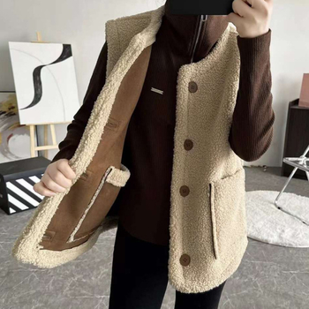 Dvipusė liemenė iš avinų vilnos su kailiu, V formos kaklas, šilta, įprasta kirpimo linija