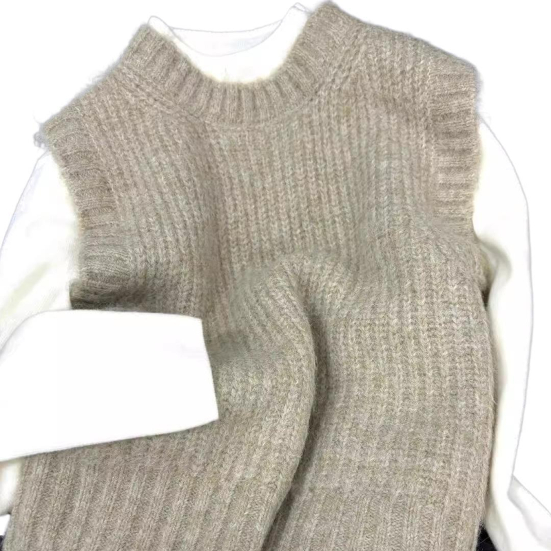 Moterų megzta liemenė, Royal Sister stilius, apvalus kaklas, ilgis 50–65 cm, vienos spalvos, ruduo 2025