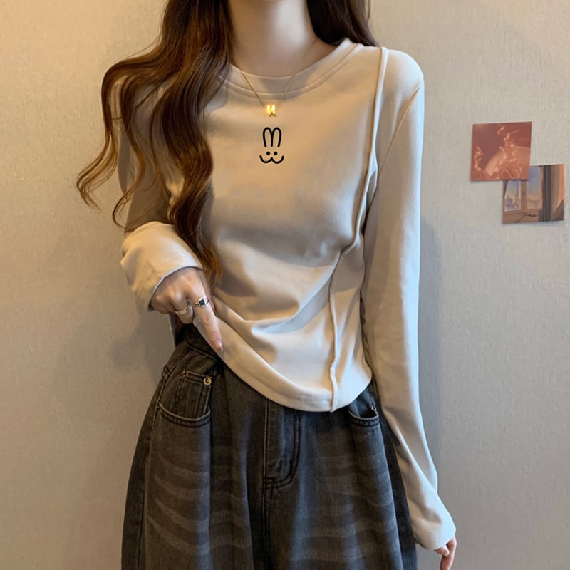 Moteriški marškinėliai iš 100% medvilnės, apvaliu kaklu, ilgomis rankovėmis, siauras kirpimas ir siuvinėjimas