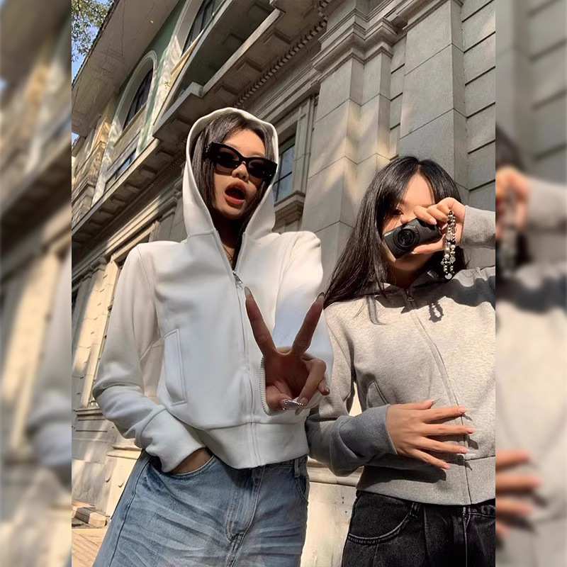 Σύντομη ζακέτα-φούτερ με φερμουάρ και κουκούλα, ελαφρώς φαρδιά γραμμή, ιαπωνοκορεατικό casual στυλ, μήκος 40-50 εκ., μίγμα βαμβακιού-πολυεστέρα (50-70% βάμβακι; 30-50% πολυεστέρας)