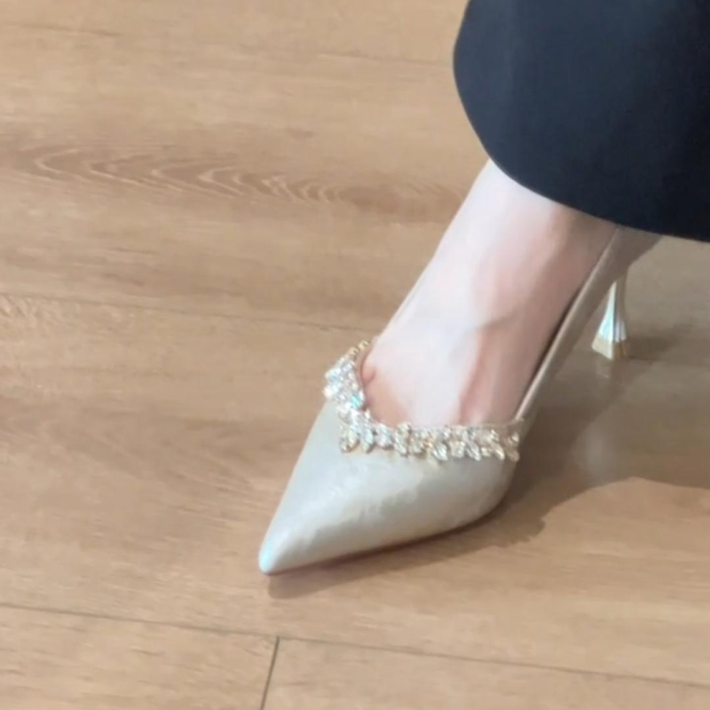 Vestuviniai aukštakulniai su smailiu nosimi, kristalais, mikropluošto viršus, 6–8 cm kulnas, plonas kulnas, gumos padas