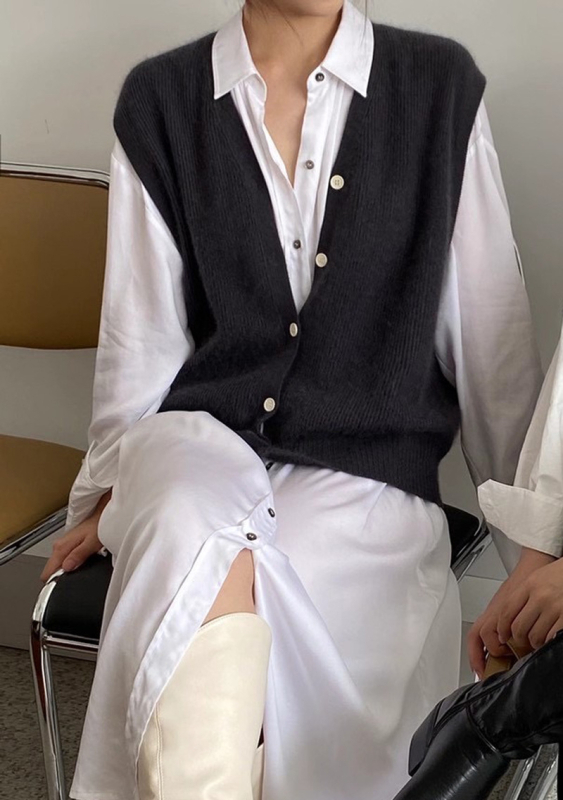 Moteriška vilninė megztinė liemenė, kardigan stiliaus, laisvas kirpimas, be apykaklės, vienspalvė vilna (>95% vilna)