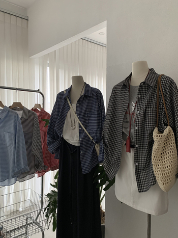 Дамска риза с каре от памук-ленена смес, лацкан яка, едноредово закопчаване, дълги ръкави, свободен силует, средна дължина 65–80 см, есен 2025