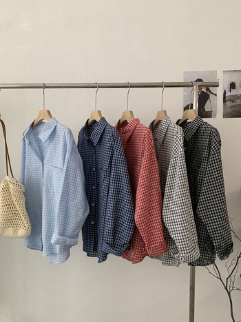 Дамска риза с каре от памук-ленена смес, лацкан яка, едноредово закопчаване, дълги ръкави, свободен силует, средна дължина 65–80 см, есен 2025