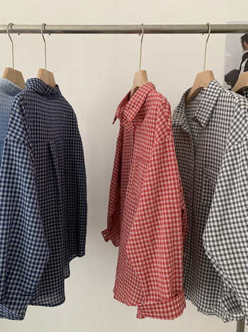 Дамска риза с каре от памук-ленена смес, лацкан яка, едноредово закопчаване, дълги ръкави, свободен силует, средна дължина 65–80 см, есен 2025