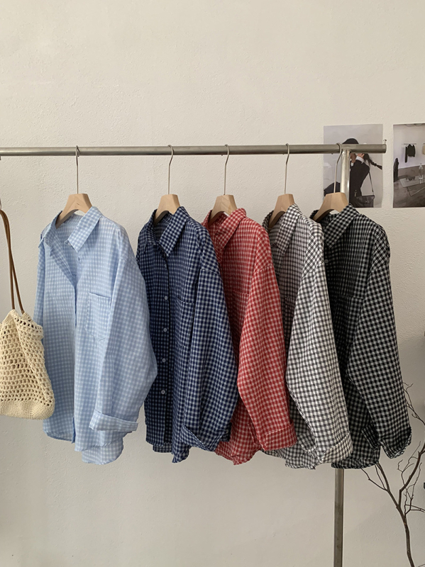 Moteriški languoti marškiniai iš medvilnės-lino mišinio, su apykakle, užsegami vienoje eilėje sagomis, ilgos rankovės, laisvas kirpimas, vidutinio ilgio 65–80 cm, ruduo 2025