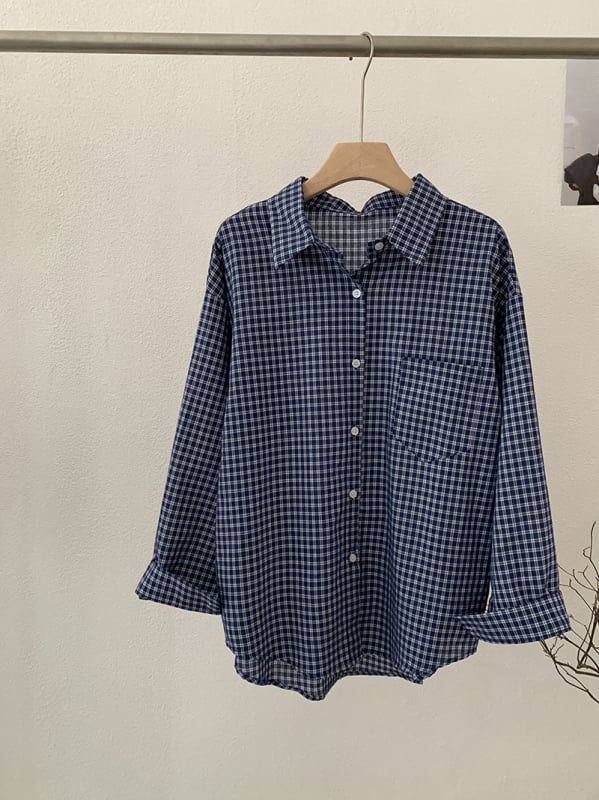 Дамска риза с каре от памук-ленена смес, лацкан яка, едноредово закопчаване, дълги ръкави, свободен силует, средна дължина 65–80 см, есен 2025