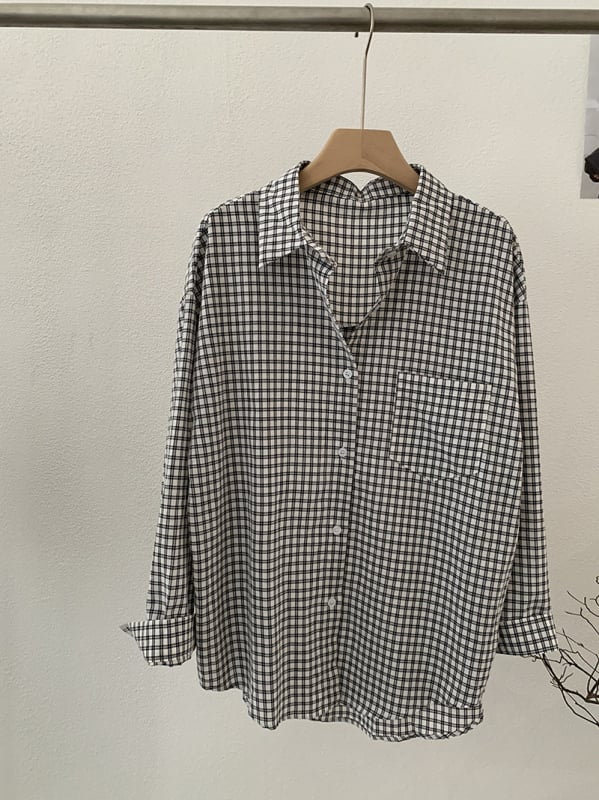 Дамска риза с каре от памук-ленена смес, лацкан яка, едноредово закопчаване, дълги ръкави, свободен силует, средна дължина 65–80 см, есен 2025