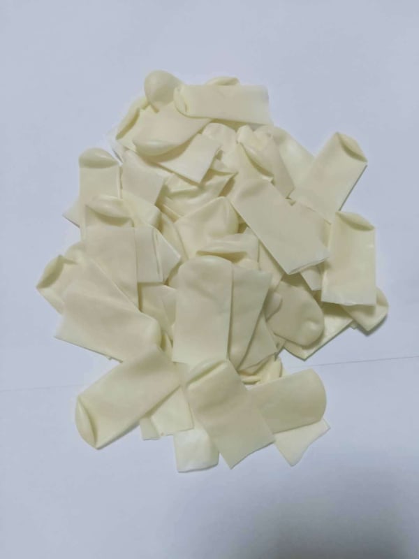 Vienkartiniai pirštų gaubteliai be halogenų iš latekso, antistatistiniai, pramoninei tiksliai elektronikai, SN prekės ženklas