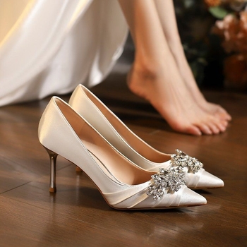 Satininiai aukštakulniai su smailiu nosimi, plonas kulnas 3–5 cm, gumos padas, nuotakos bateliai