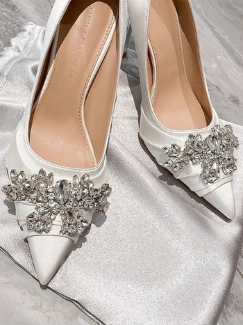 Satininiai aukštakulniai su smailiu nosimi, plonas kulnas 3–5 cm, gumos padas, nuotakos bateliai