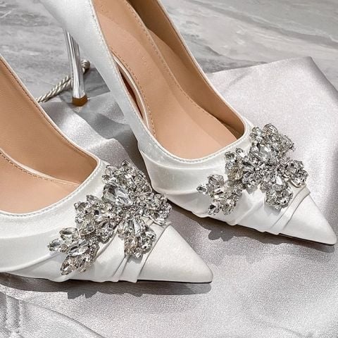 Satininiai aukštakulniai su smailiu nosimi, plonas kulnas 3–5 cm, gumos padas, nuotakos bateliai