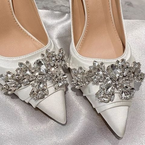 Satininiai aukštakulniai su smailiu nosimi, plonas kulnas 3–5 cm, gumos padas, nuotakos bateliai