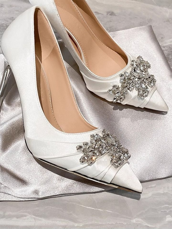 Satininiai aukštakulniai su smailiu nosimi, plonas kulnas 3–5 cm, gumos padas, nuotakos bateliai