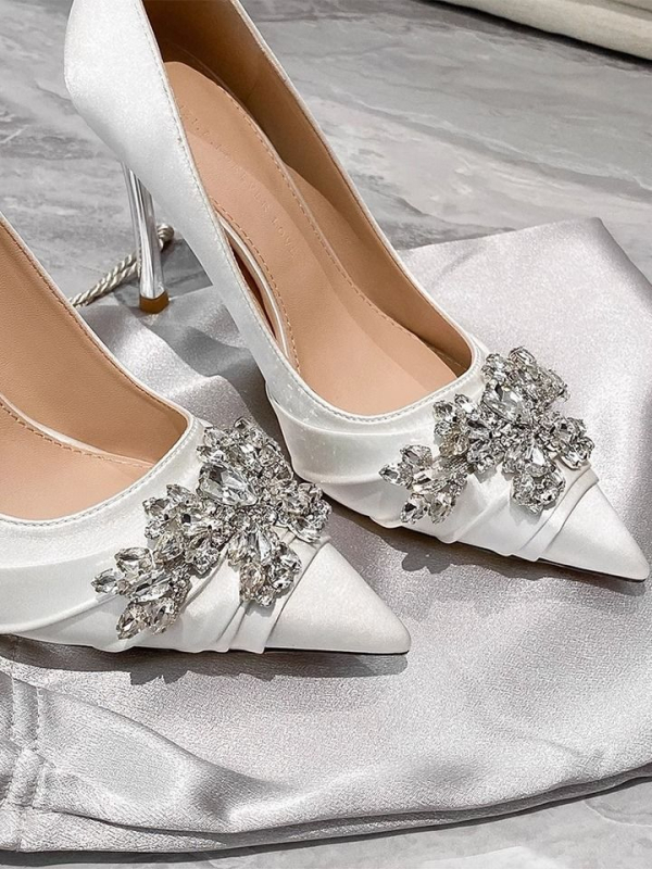 Satininiai aukštakulniai su smailiu nosimi, plonas kulnas 3–5 cm, gumos padas, nuotakos bateliai