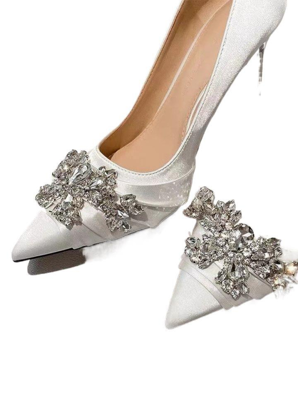 Satininiai aukštakulniai su smailiu nosimi, plonas kulnas 3–5 cm, gumos padas, nuotakos bateliai