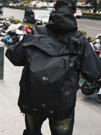JUST A MAN unisex ranac od Oxford platna, prozračan i vodootporan, zakrivljene naramenice, za učenike nižih i srednjih razreda