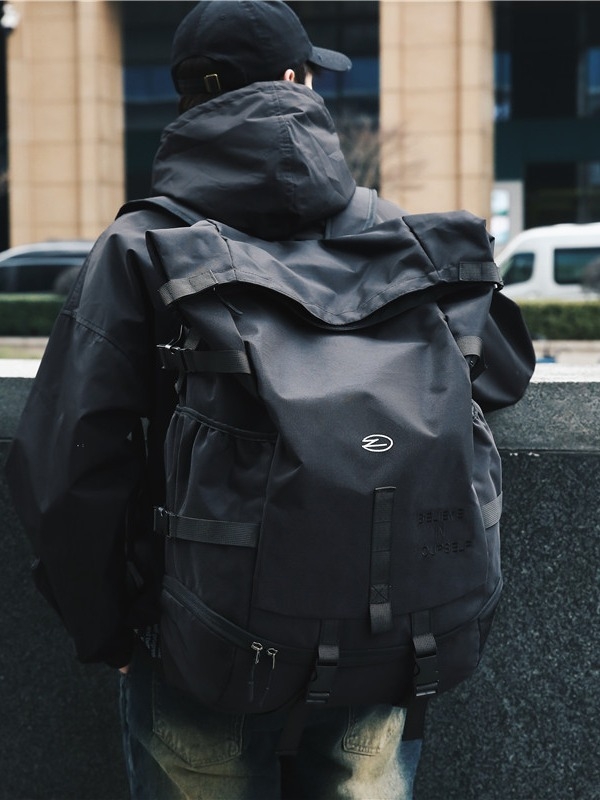 JUST A MAN unisex ranac od Oxford platna, prozračan i vodootporan, zakrivljene naramenice, za učenike nižih i srednjih razreda