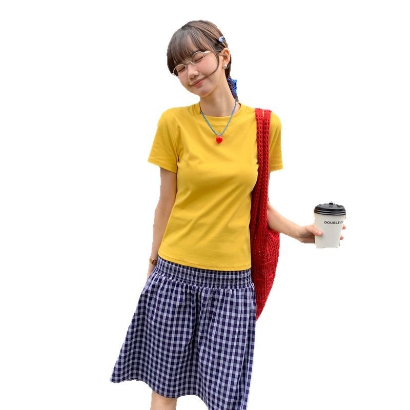 Notika moterų marškinėliai su trumpom rankovėm, slim fit, apvali kaklo linija, medvilnės-elastano mišinys (92% medvilnė, 8% elastanas), vienos spalvos, patchwork dizainas, įprastas ilgis, vasara 2025