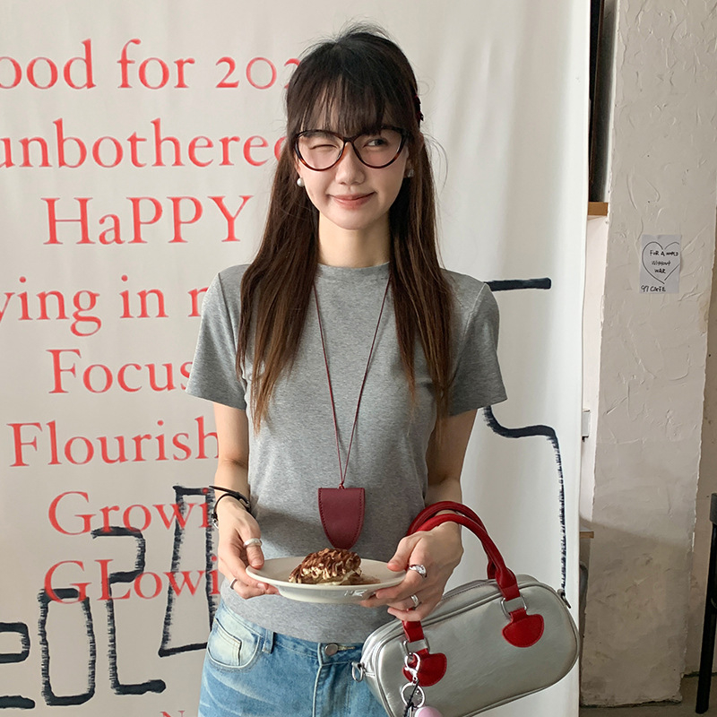 Notika moterų marškinėliai su trumpom rankovėm, slim fit, apvali kaklo linija, medvilnės-elastano mišinys (92% medvilnė, 8% elastanas), vienos spalvos, patchwork dizainas, įprastas ilgis, vasara 2025