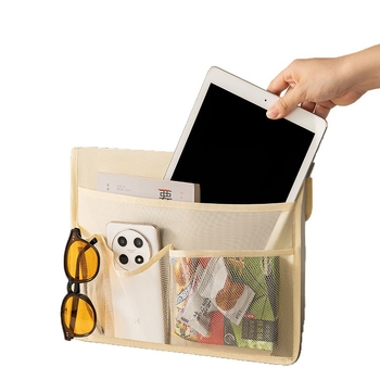 Pakabinamas audinių laikymo organizatorius, kubo formos, nepluoštinis audinys, kvėpuojantis, vidaus naudojimui bendrabutyje, šiuolaikiškas minimalistinis stilius.