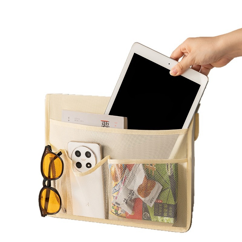 Pakabinamas audinių laikymo organizatorius, kubo formos, nepluoštinis audinys, kvėpuojantis, vidaus naudojimui bendrabutyje, šiuolaikiškas minimalistinis stilius.