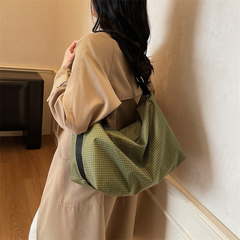Geantă crossbody cu design în carouri, capacitate mare, din material Oxford, căptușeală din nailon, închidere cu fermoar, buzunar intern laminat.