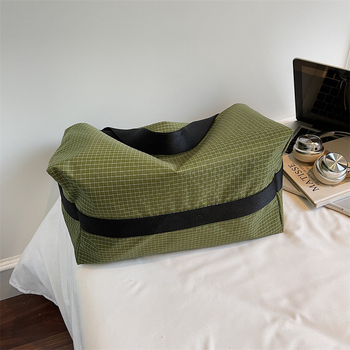 Geantă crossbody cu design în carouri, capacitate mare, din material Oxford, căptușeală din nailon, închidere cu fermoar, buzunar intern laminat.