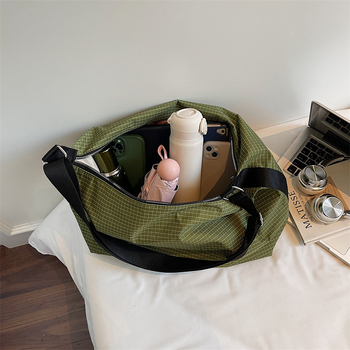 Geantă crossbody cu design în carouri, capacitate mare, din material Oxford, căptușeală din nailon, închidere cu fermoar, buzunar intern laminat.