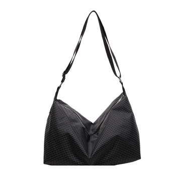 Geantă crossbody cu design în carouri, capacitate mare, din material Oxford, căptușeală din nailon, închidere cu fermoar, buzunar intern laminat.