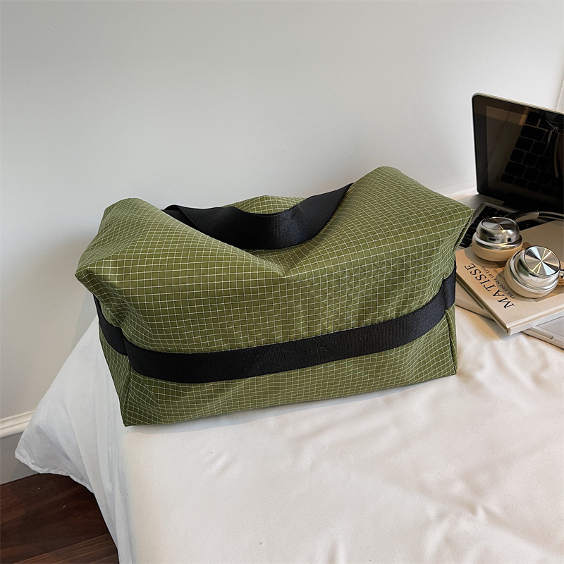 Geantă crossbody cu design în carouri, capacitate mare, din material Oxford, căptușeală din nailon, închidere cu fermoar, buzunar intern laminat.