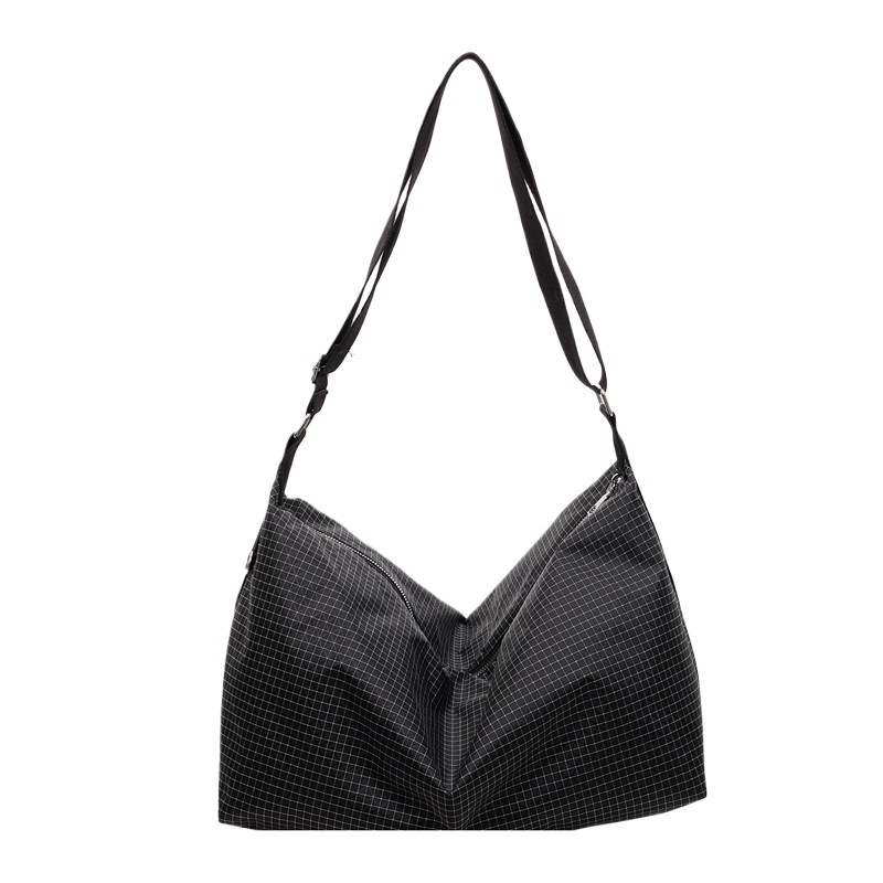 Geantă crossbody cu design în carouri, capacitate mare, din material Oxford, căptușeală din nailon, închidere cu fermoar, buzunar intern laminat.