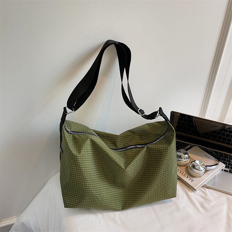 Geantă crossbody cu design în carouri, capacitate mare, din material Oxford, căptușeală din nailon, închidere cu fermoar, buzunar intern laminat.