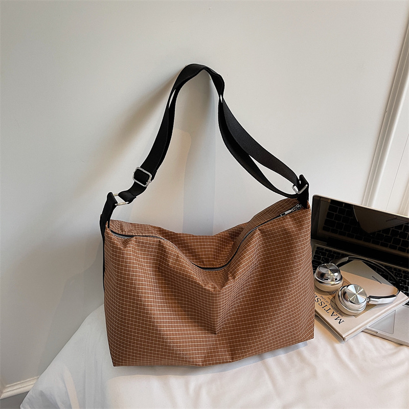 Geantă crossbody cu design în carouri, capacitate mare, din material Oxford, căptușeală din nailon, închidere cu fermoar, buzunar intern laminat.