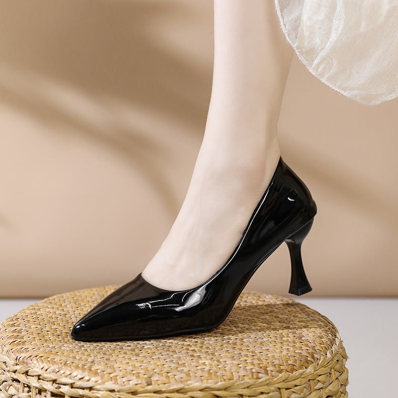 Moteriški aukštakulniai su smailiu pirštu, vidutinio aukščio kulnas 3–6 cm, plonas kulnas, viršus iš Super Fiber, padas iš gumos