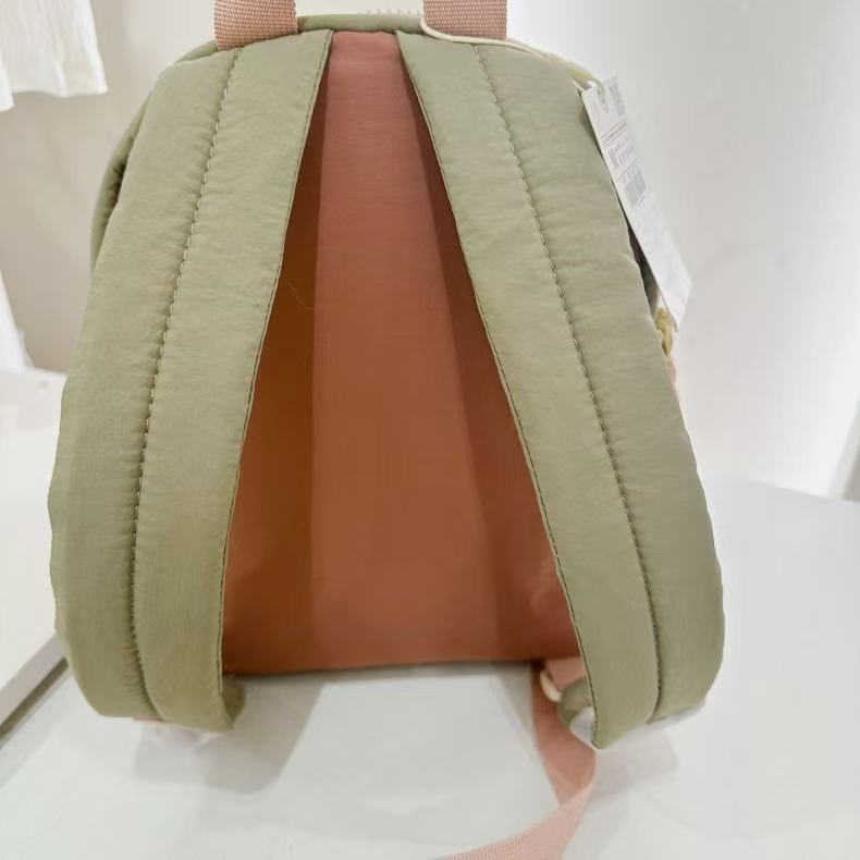 Óvodai gyerek hátizsák alma hímzéssel, könnyű nylonból, bélés poliészter-pamut, cipzáras zárás, lélegző, megkönnyíti a terhet, mindennapi használatra