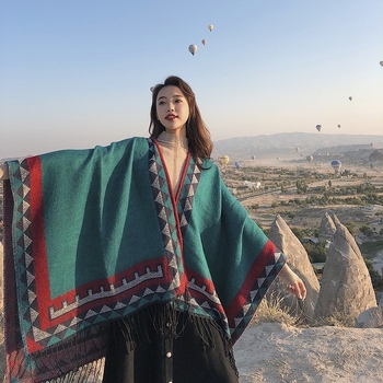 Bohemiškos etninio stiliaus pelerinė – dirbtinis kasmaras, plotis 135 cm, spalvotos grotelės raštas, satino apdaila