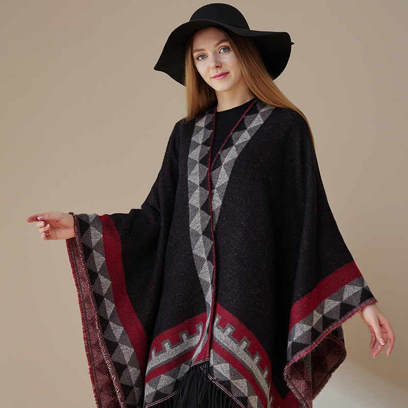 Bohemiškos etninio stiliaus pelerinė – dirbtinis kasmaras, plotis 135 cm, spalvotos grotelės raštas, satino apdaila