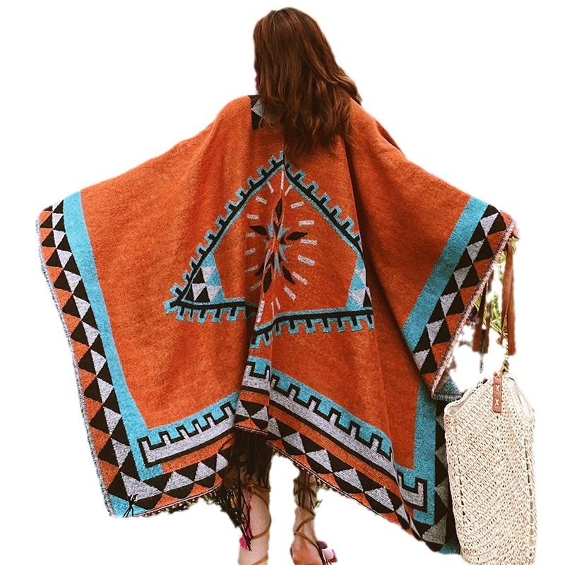 Bohemiškos etninio stiliaus pelerinė – dirbtinis kasmaras, plotis 135 cm, spalvotos grotelės raštas, satino apdaila