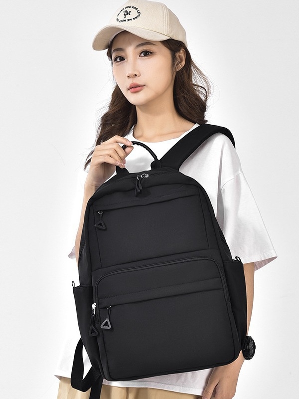 Uniszex hátizsák, városi minimalistikus dizájn, 15 hüvelykes laptophoz illeszkedik, poliészter anyag, kapacitás alatt 20 L, légpárnás vállpántok