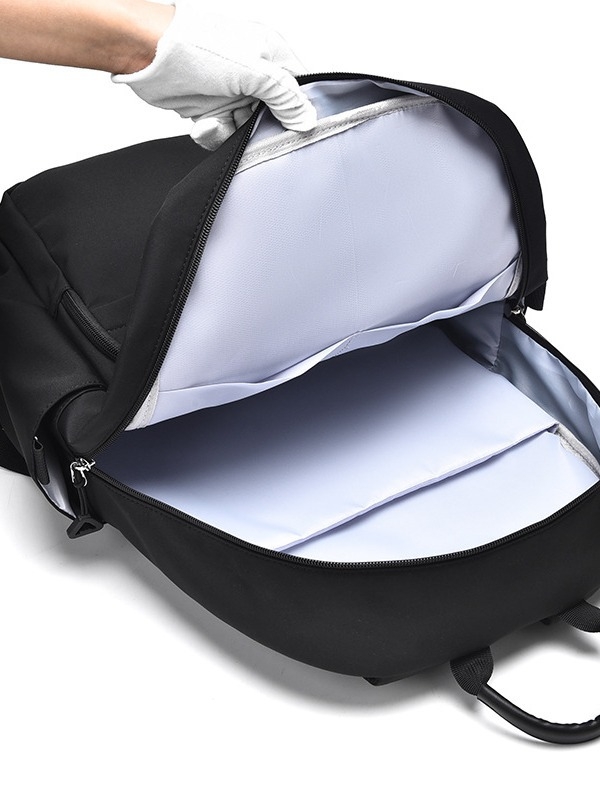 Uniszex hátizsák, városi minimalistikus dizájn, 15 hüvelykes laptophoz illeszkedik, poliészter anyag, kapacitás alatt 20 L, légpárnás vállpántok